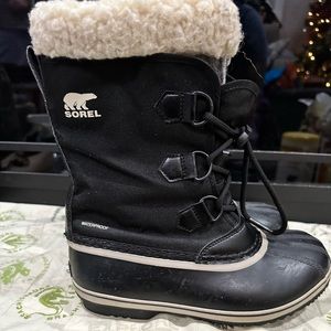 Kids Sorel snow boots in size 6